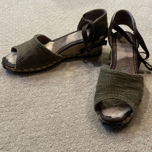 Ugg wedges. Brown burlap like w brown ankle cotton ribbon strap. Fur on footbed - Picture 1 of 5